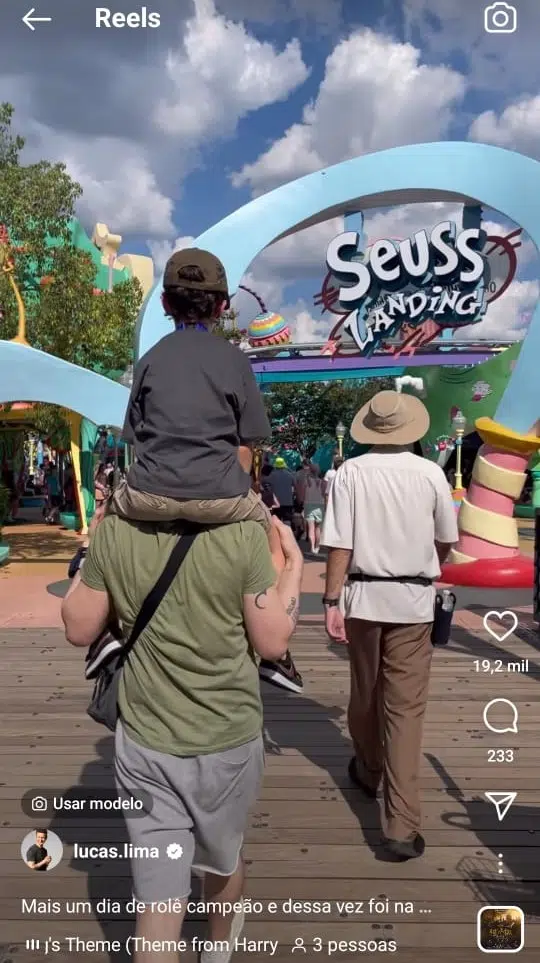 Theo, filho de Sandy e Lucas Lima, com o pai em um parque de diversão 