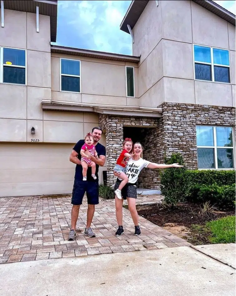 A cantora Thaeme Mariôto mostrou a linda casa em que está hospedada com a família em Orlando, nos EUA