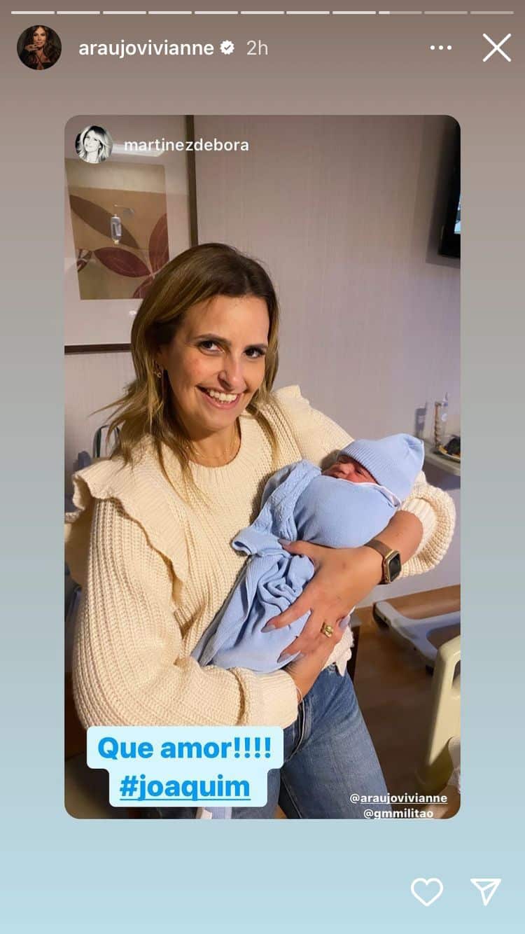 Viviane Araújo mostra seu bebê no colo da amiga Débora Martinez