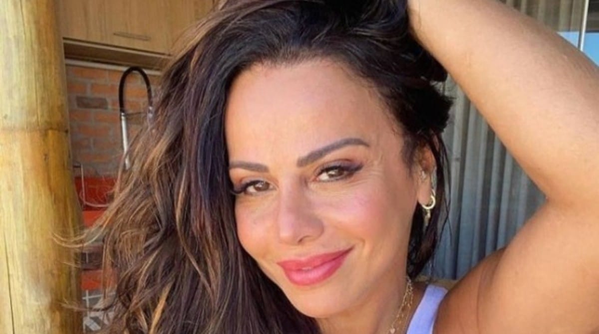 Viviane Araújo posa com o marido e o bebê do casal e surpreende