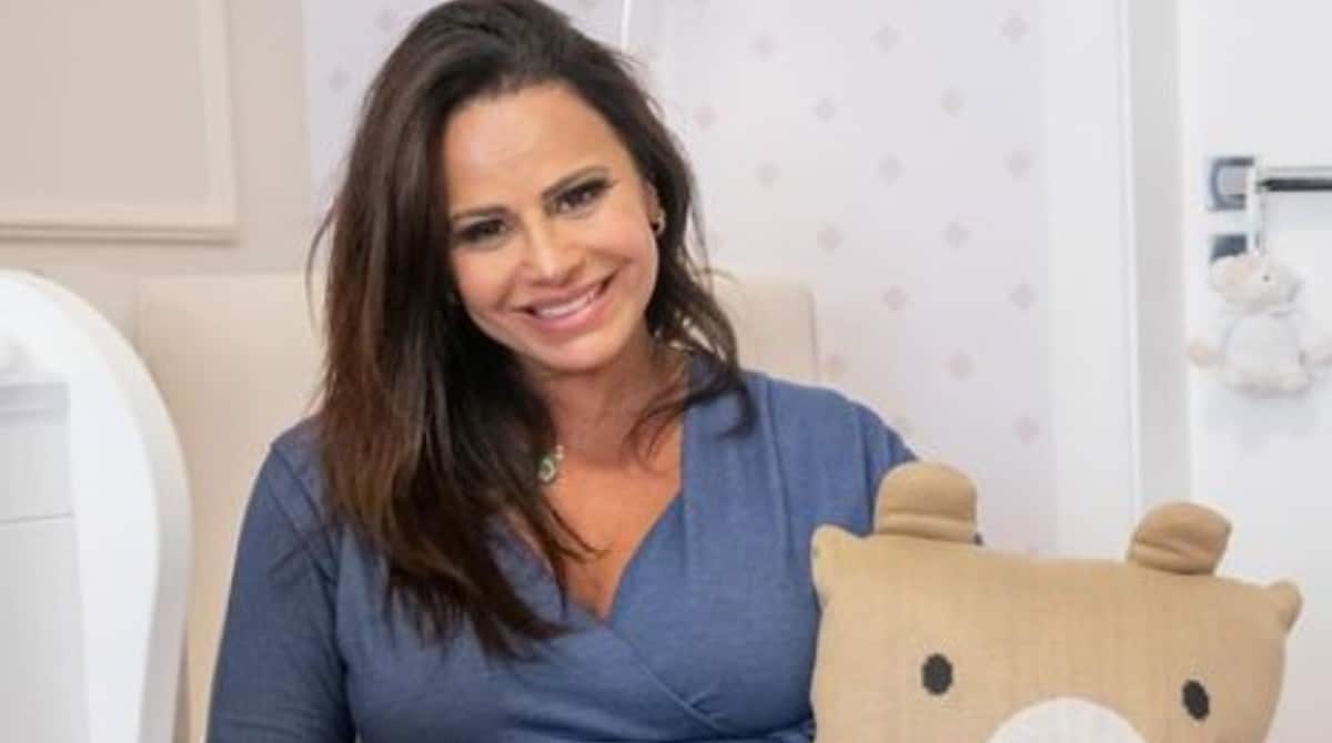 Viviane Araújo posa com seu bebê de seis dias em casa