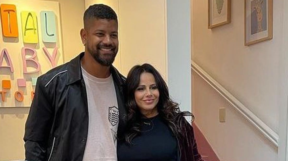 Viviane Araújo mostra o rostinho de seu bebê