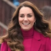 Kate Middleton surpreende ao posa com bebê nos braços após susto
