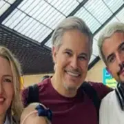 Edson Celulari e família celebram chegada de Enzo Celulari em aeroporto na Itália