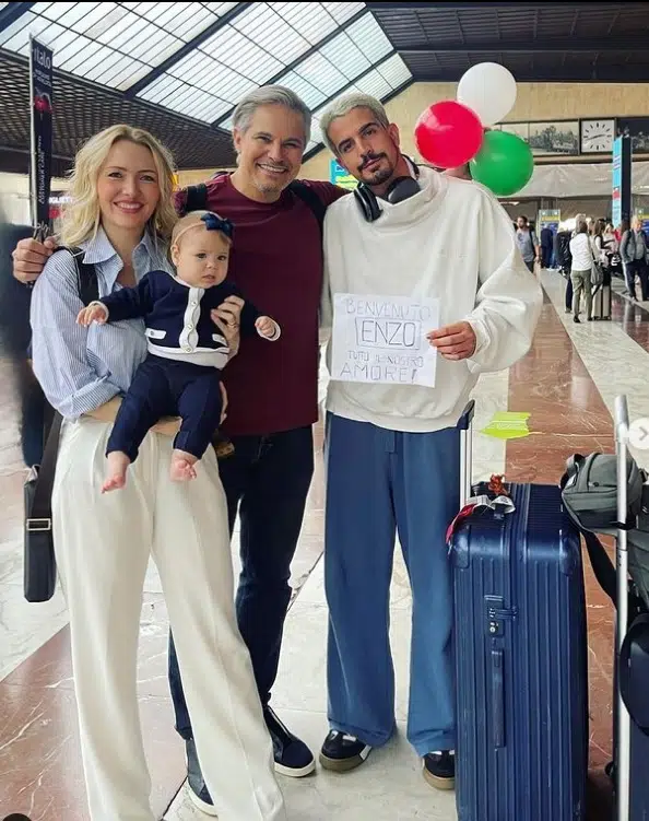 Bebê de Edson Celulari posa com o irmão mais velho Enzo Celulari em aeroporto na Itália e encanta 