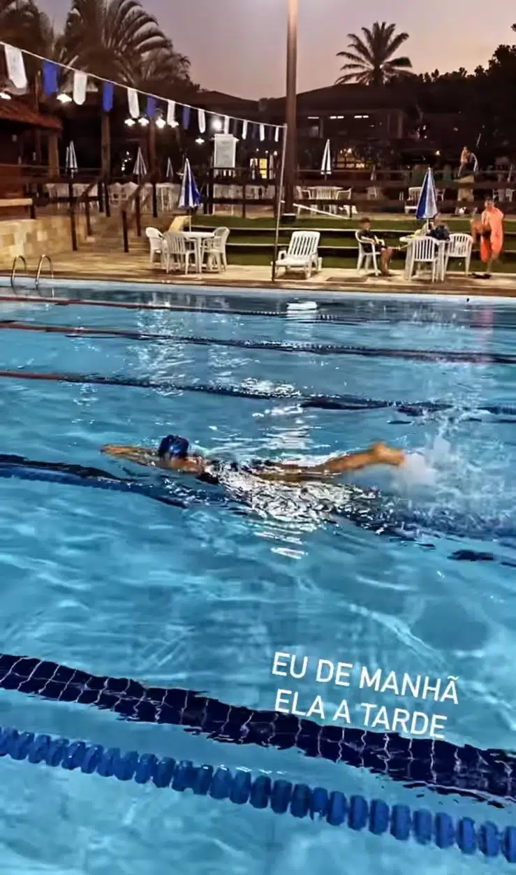 Cauã Reymond mostra sua filha com Grazi na natação
