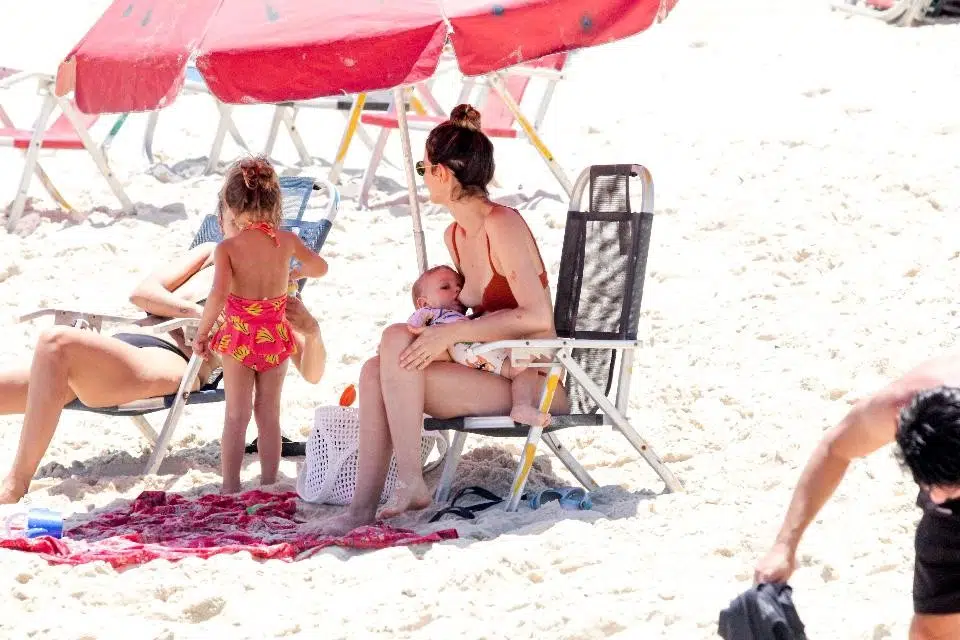 Esposa e filhos de Chay Suede curtem dia de praia