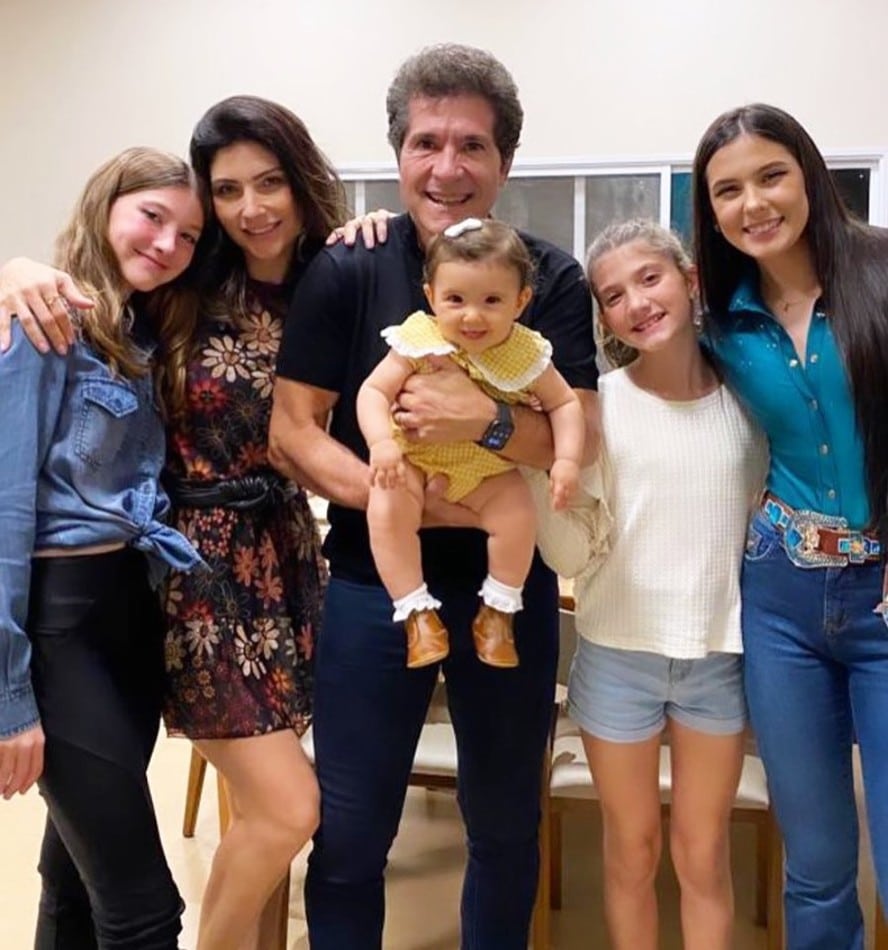 Daniel Posa Com Sua Bebê, As Filhas E A Cantora Ana Castela