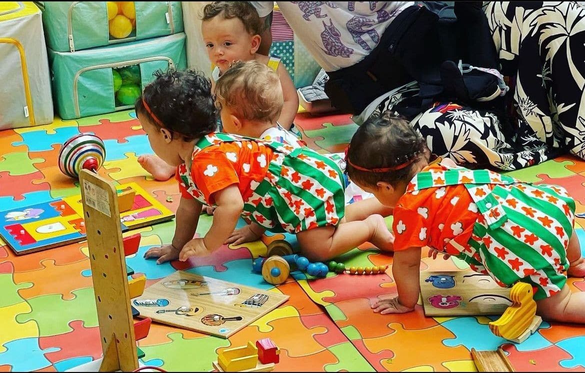 Gêmeos de Emílio Dantas brincam com as filhas de Nanda Costa