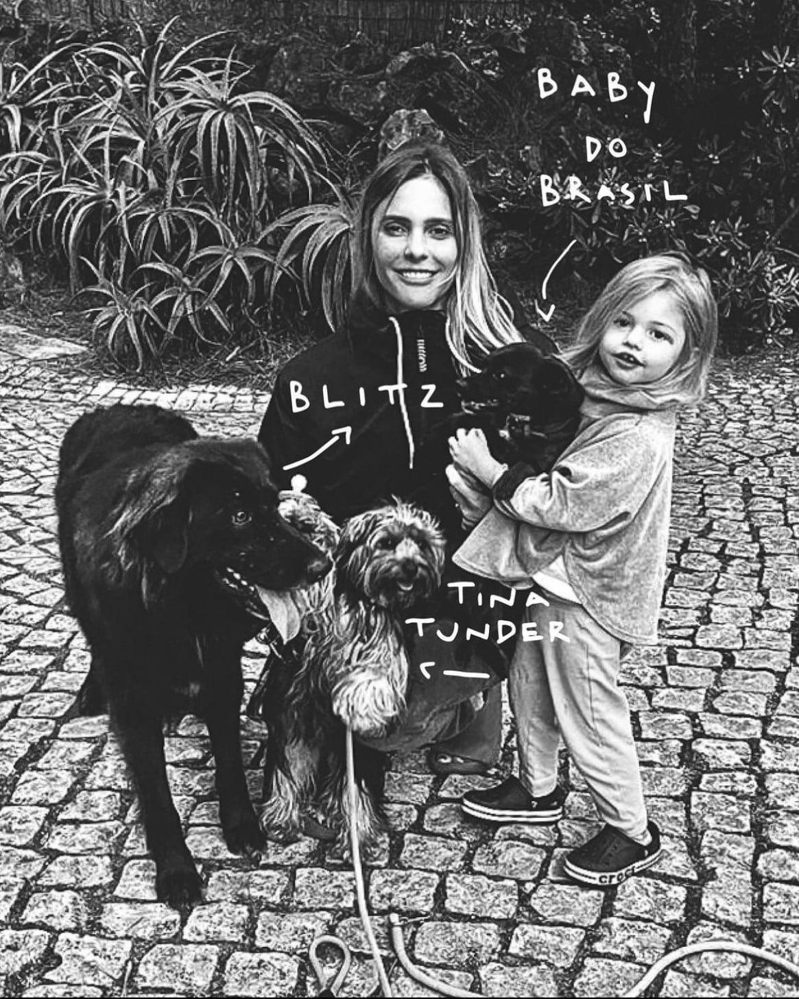 Fernanda Lima posa com sua filha e seus pets