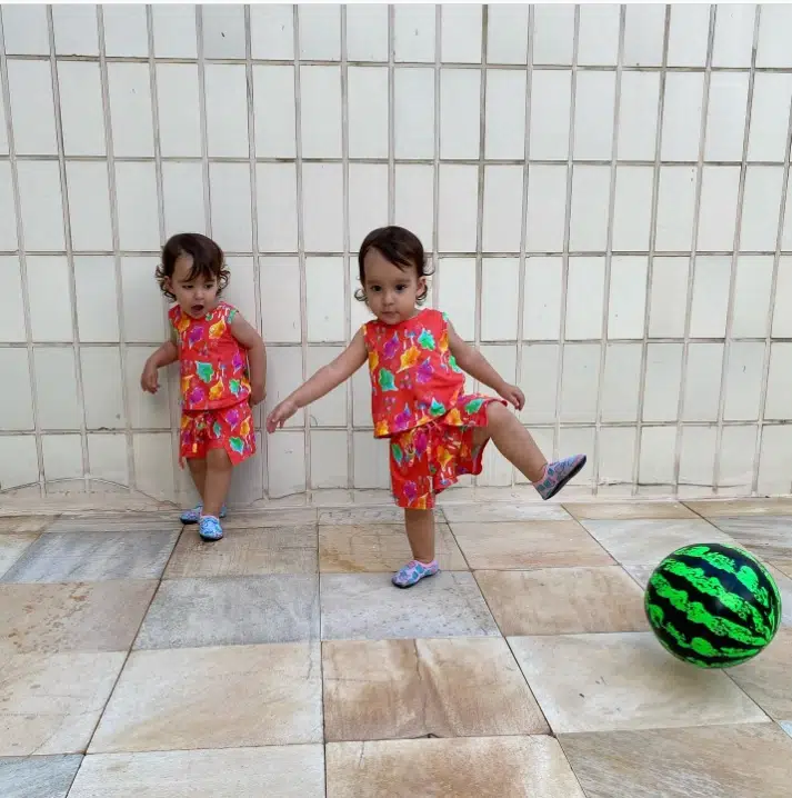 Joaquim Lopes publica clique de suas filhas gêmeas com roupas iguais e encanta