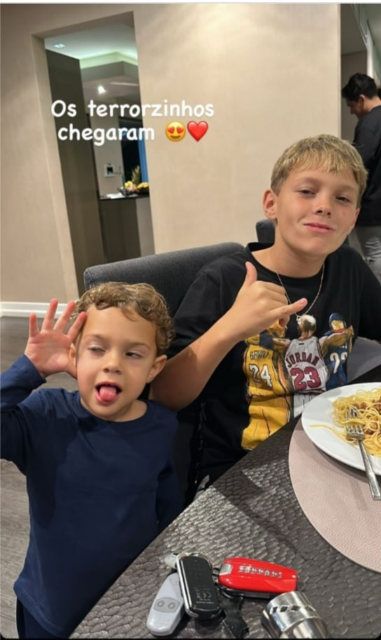 Filho de Carol Dantas e Neymar posa com o irmão mais novo e impressiona