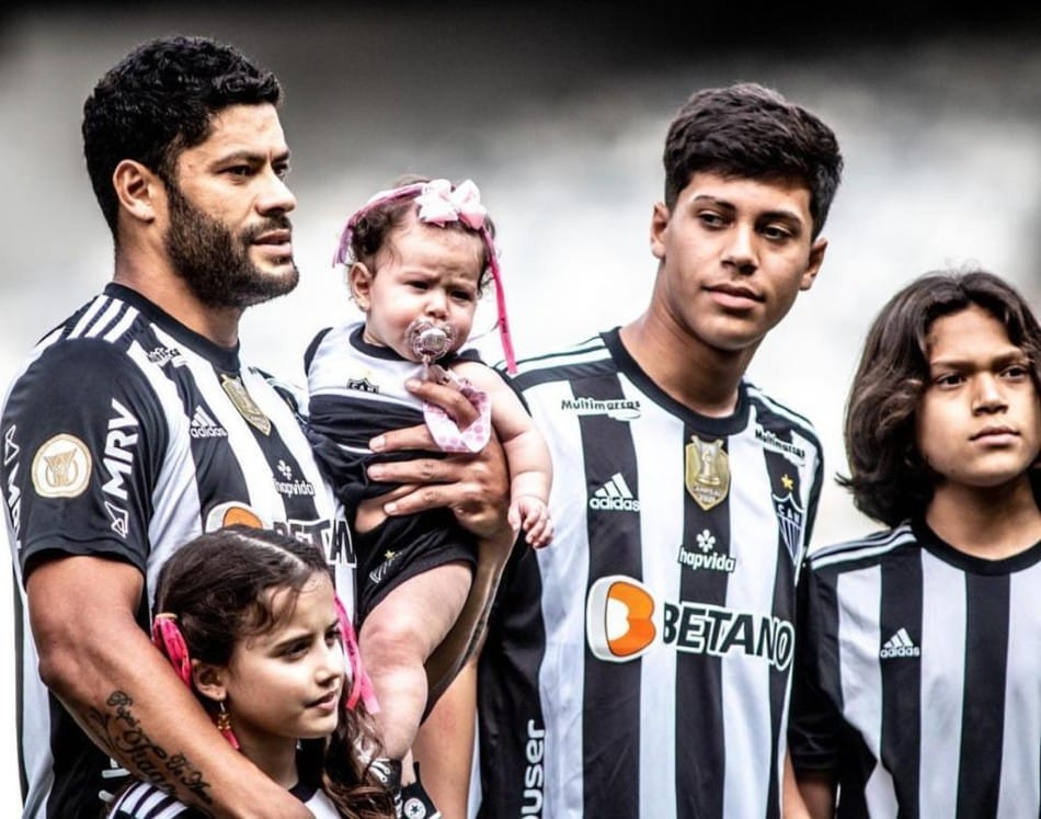 Striker Hulk along with his children at Atlético-MG game