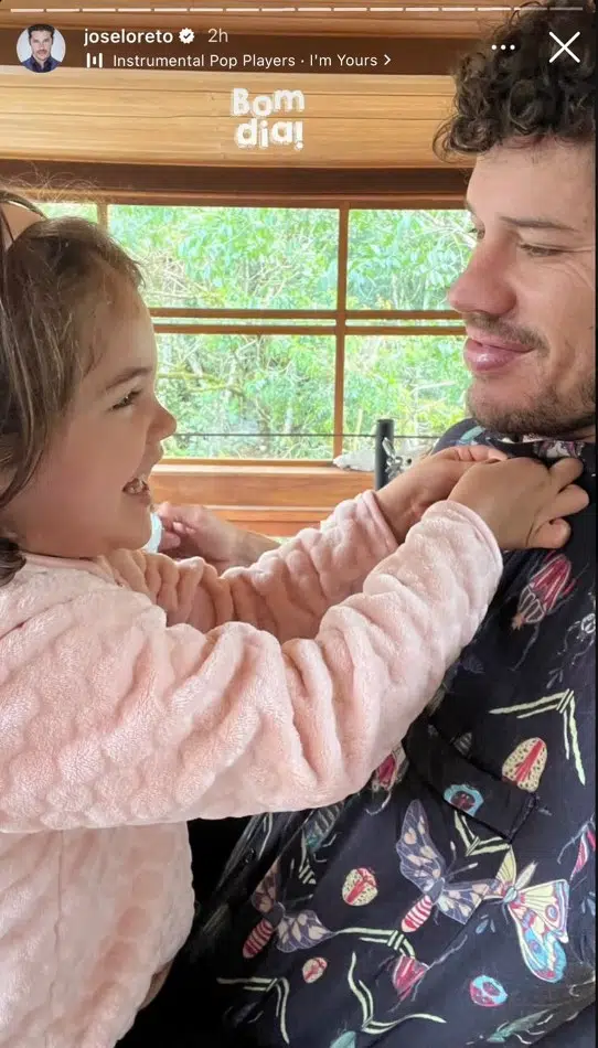 O ator José Loreto com a filha, Bella, em sua casa
