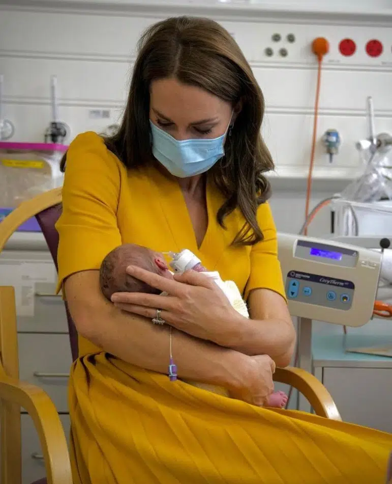 Kate Middleton surgiu na maternidade segurando um recém-nascido nos braços 
