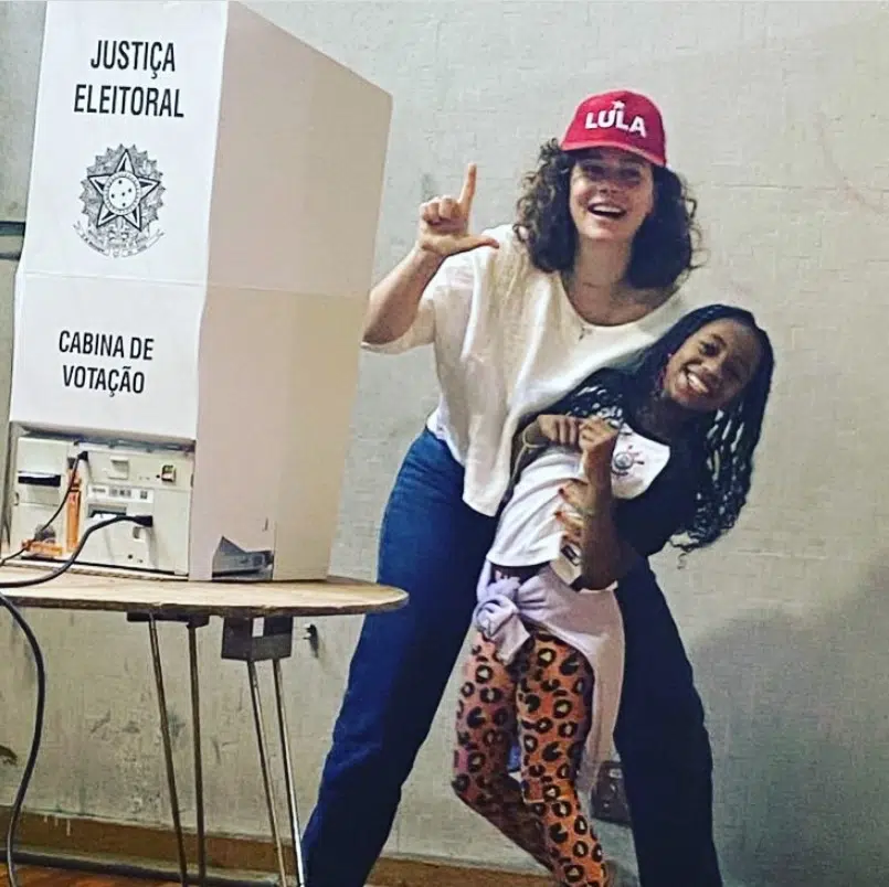  Leandra Leal surge em foto rara com a filha em dia de votação