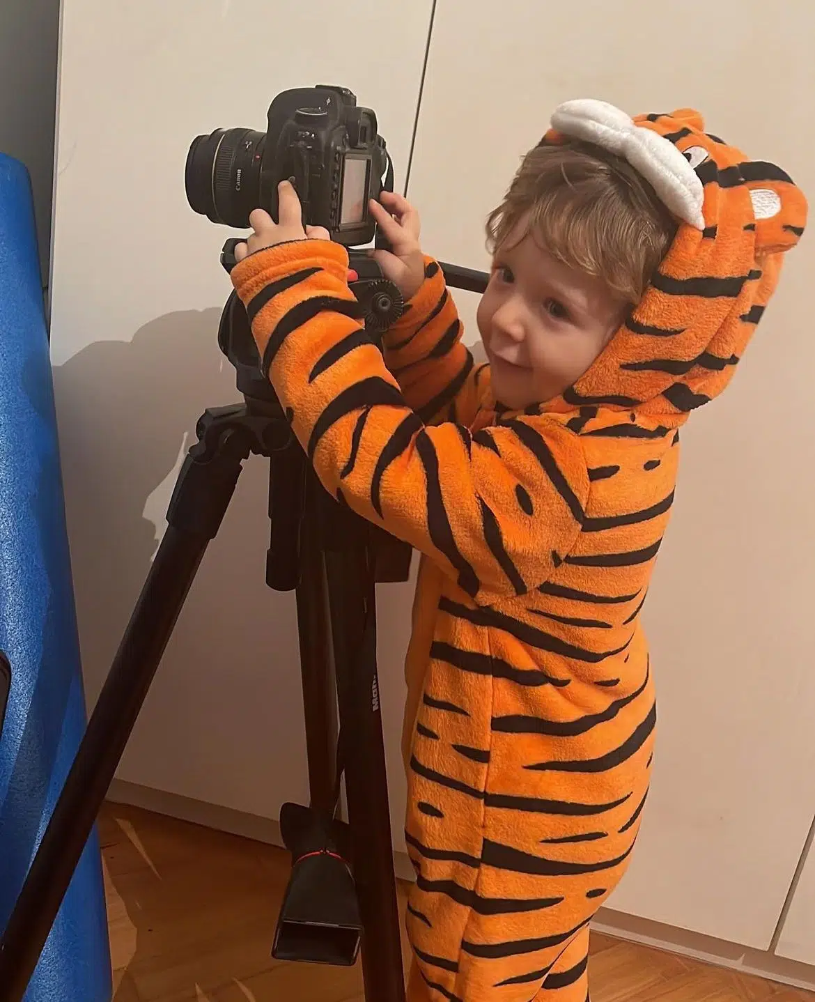 Letícia Colin mostra o filho brincando com câmera e encanta