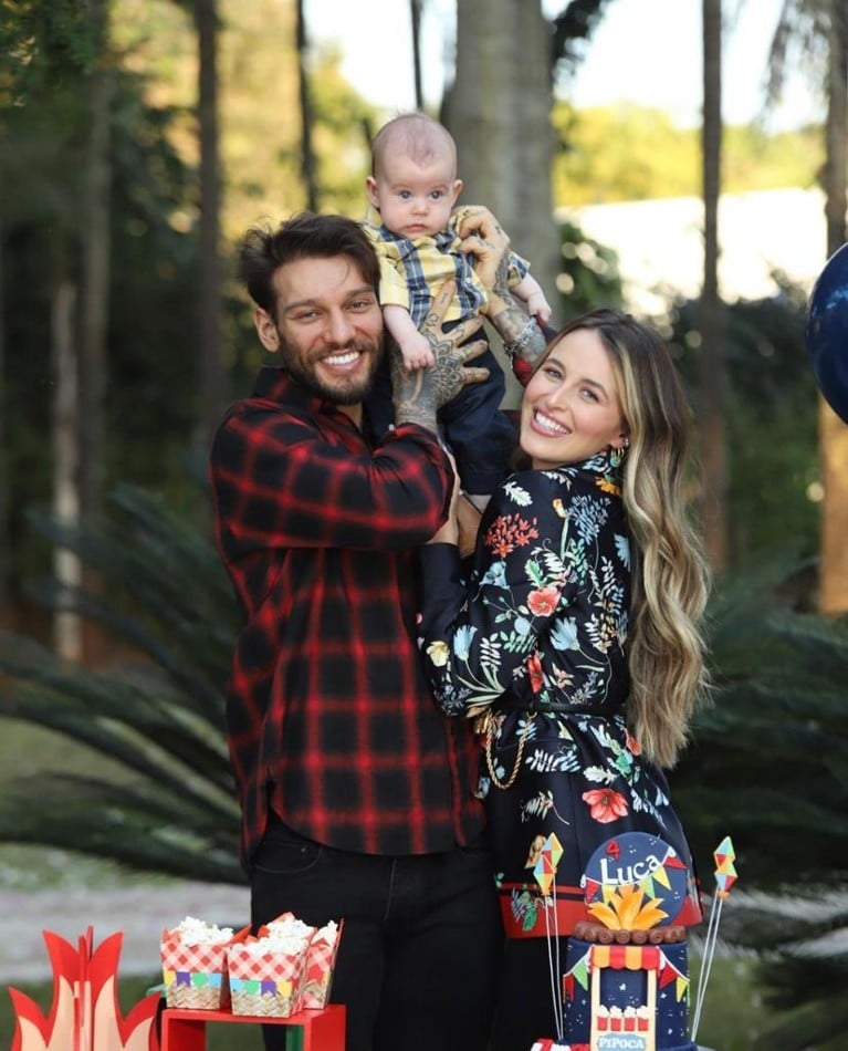 O cantor Lucas Lucco e a modelo Lorena Carvalho são pais de um bebê de 1 ano