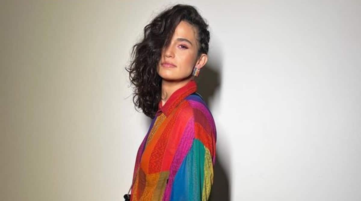 Nanda Costa posa com suas bebês gêmeas e exibe novo visual