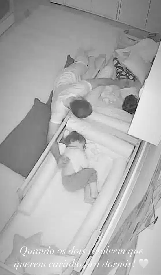 Thales Bretas, viúvo do ator Paulo Gustavo, colocando os dois meninos para dormir
