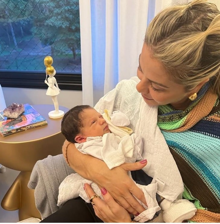 Poliana Rocha mostra a bebê recém-nascida de Zé Felipe na mansão da família