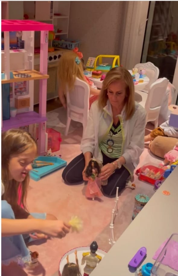 Rafaella Justus posa em seu novo quarto de brincar com a avó materna Helô Pinheiro