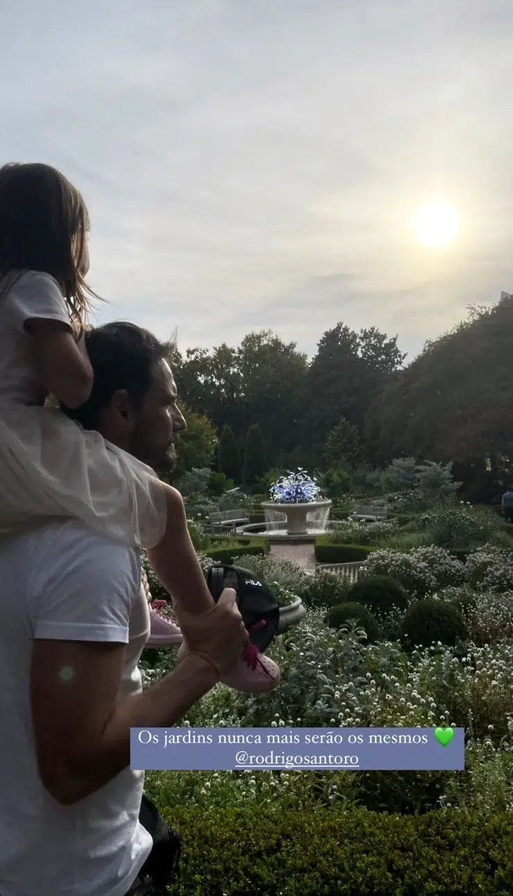 Rodrigo Santoro posa com sua filha durante 