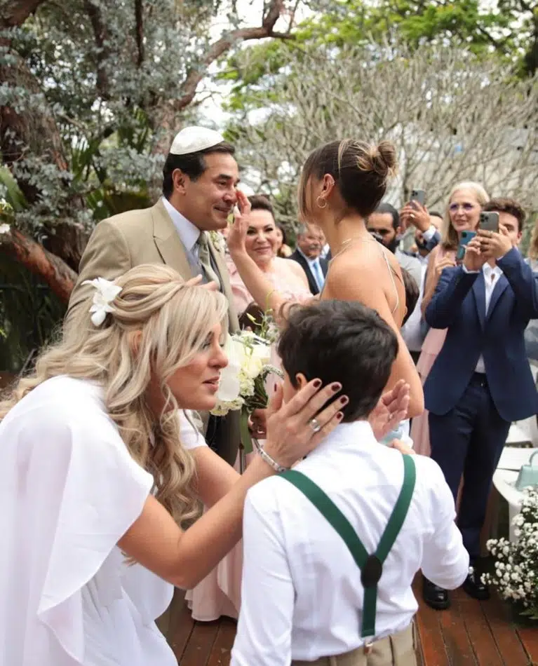O ator Luciano Szafir emocionado ao ver Sasha e os irmãos no casamento