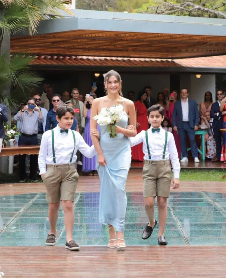 A modelo Sasha Meneghel com os irmãos no cortejo do casamento do pai