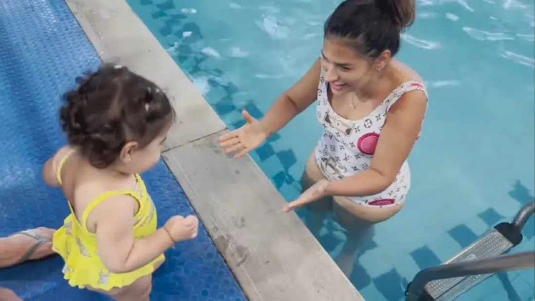 A cantora Simone surge com a filha Zaya na 1ª aula de natação da pequena