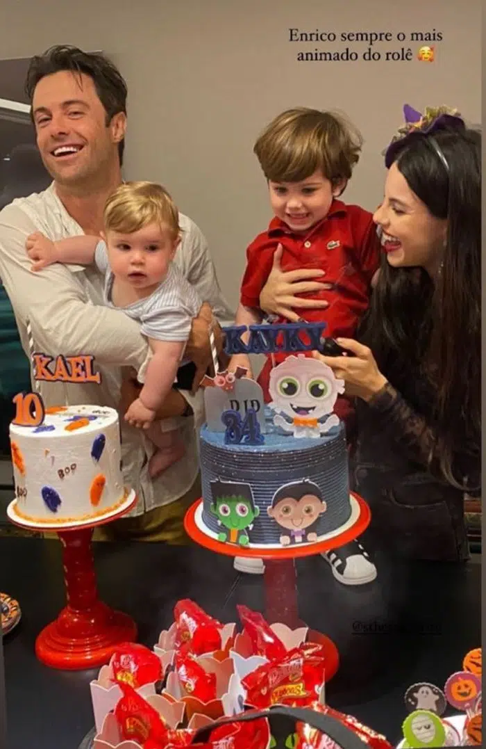 Kayky e Sthefany Brito posam com seus bebês em festa para o ator