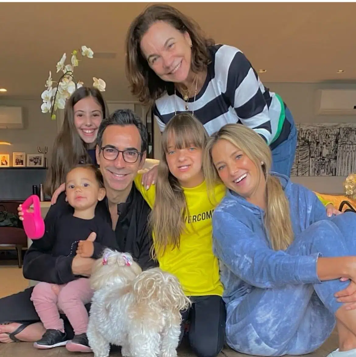 Ticiane Pinheiro posa com Tralli, sua sogra e as filhas