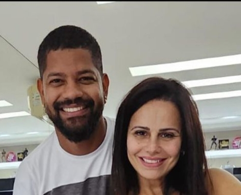 Viviane Araújo e Guilherme Militão celebram festa do bebê na cobertura