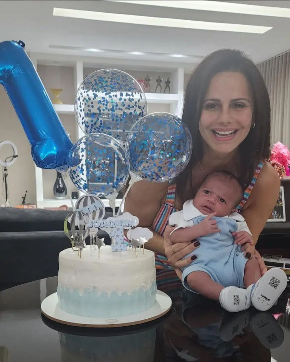 Viviane Araújo posa com seu bebê na festa na cobertura