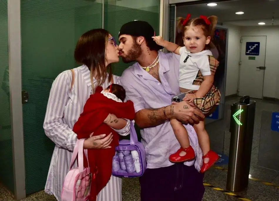 Pais de duas meninas, Zé Felipe e Virgínia Fonseca deixam a maternidade com as filhas 