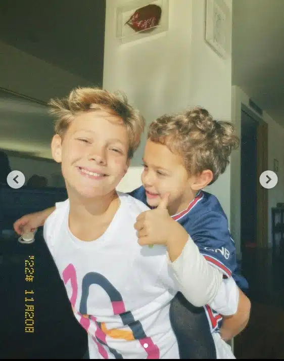 Carol Dantas mostrando seu filho com Neymar e o irmão mais novo