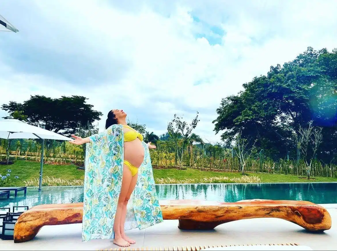 Claudia Raia mostra barrigão de seis meses de gravidez