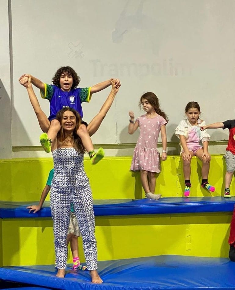A atriz Dira Paes se divertindo com o caçula em seu aniversário de sete anos 
