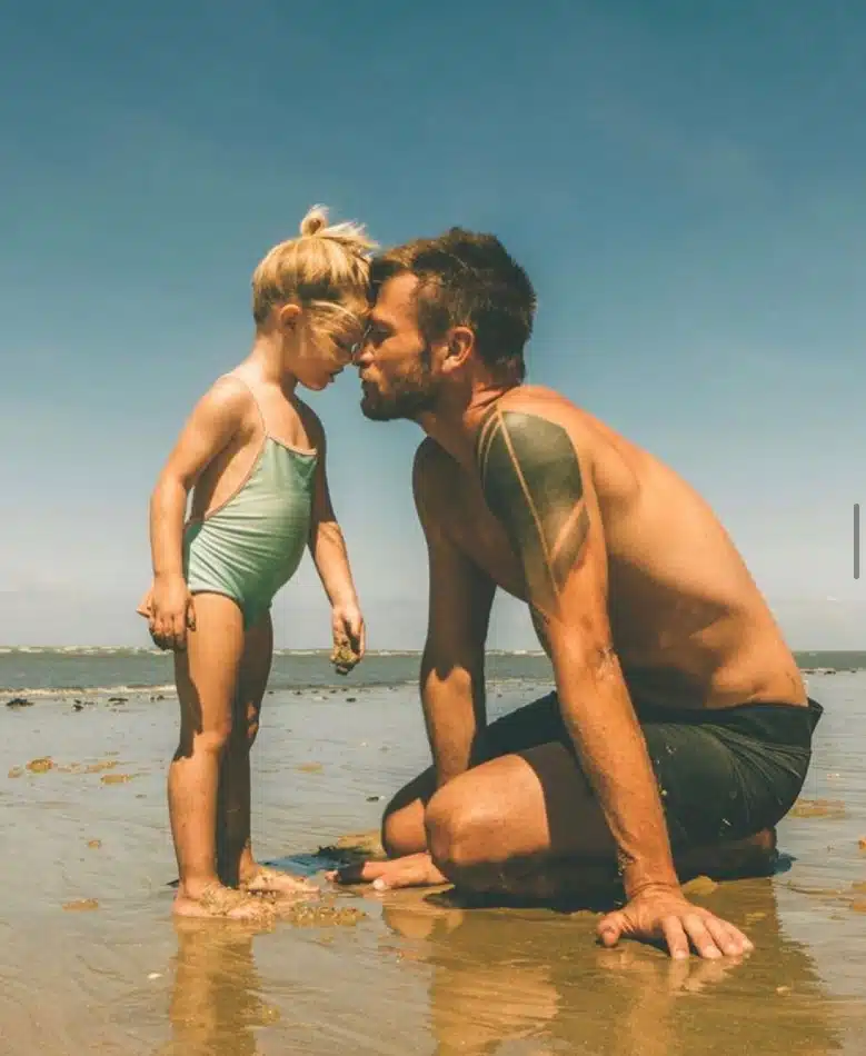 A filha dos apresentadores Fernanda Lima e Rodrigo Hilbert na praia com o papai 