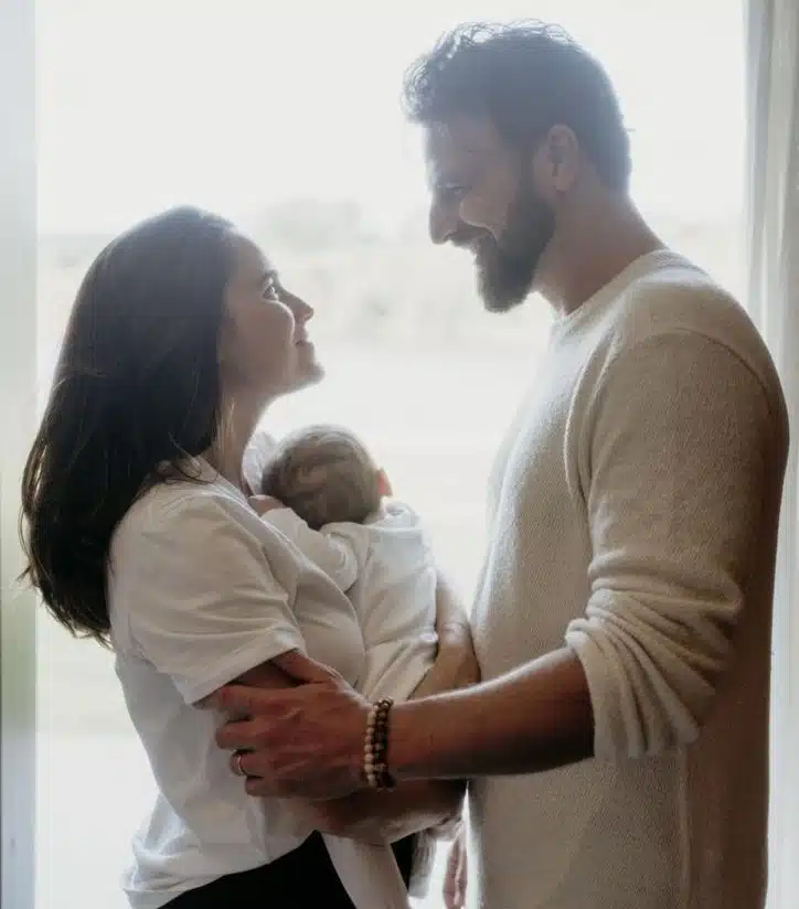 Fernanda Vasconcellos e Cássio Reis posam juntos com seu bebê