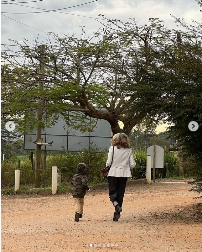 Filho de Junior e Monica Benini posa em passeio com a avó e surpreende 