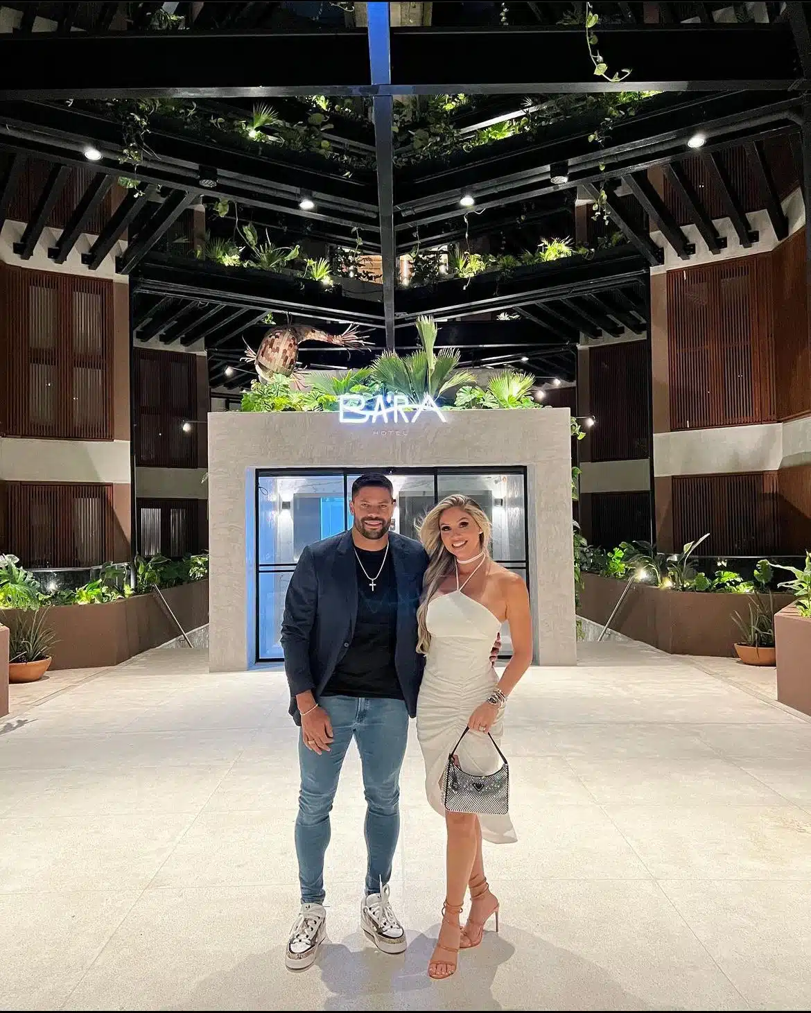 Hulk posa com sua esposa em hotel de luxo em João Pessoa