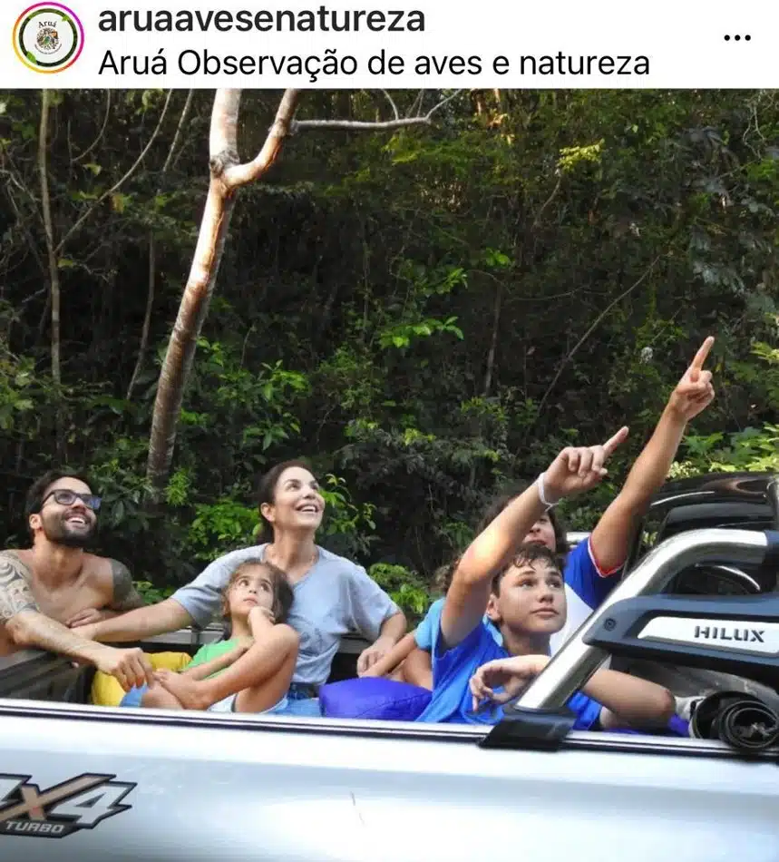 A cantora Ivete Sangalo com o marido e os três filhos em um passeio na floresta 