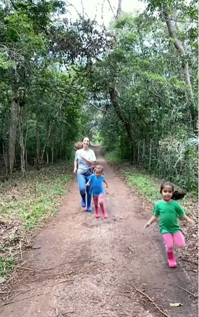 Ivete Sangalo durante trilha com suas filhas