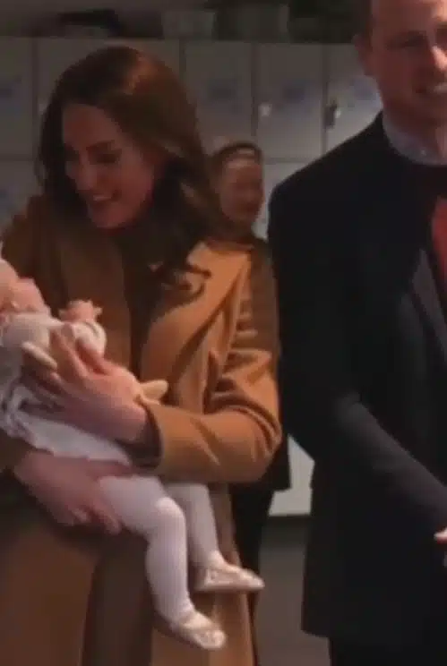 Princesa Kate Middleton com bebê nos braços