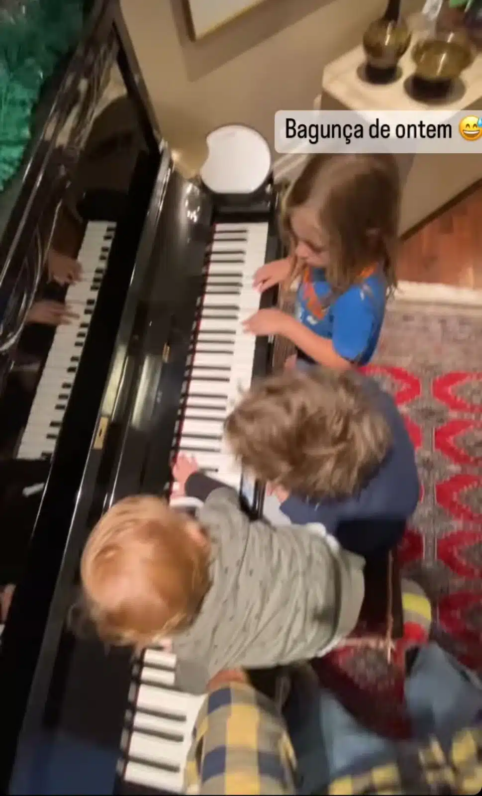 Kayky Brito mostra seu bebê com seus irmãos tocando piano