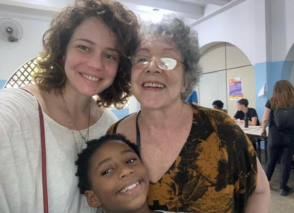 O encontro de gerações – Leandra Leal com a mãe, Ângela, e a filha, Júlia