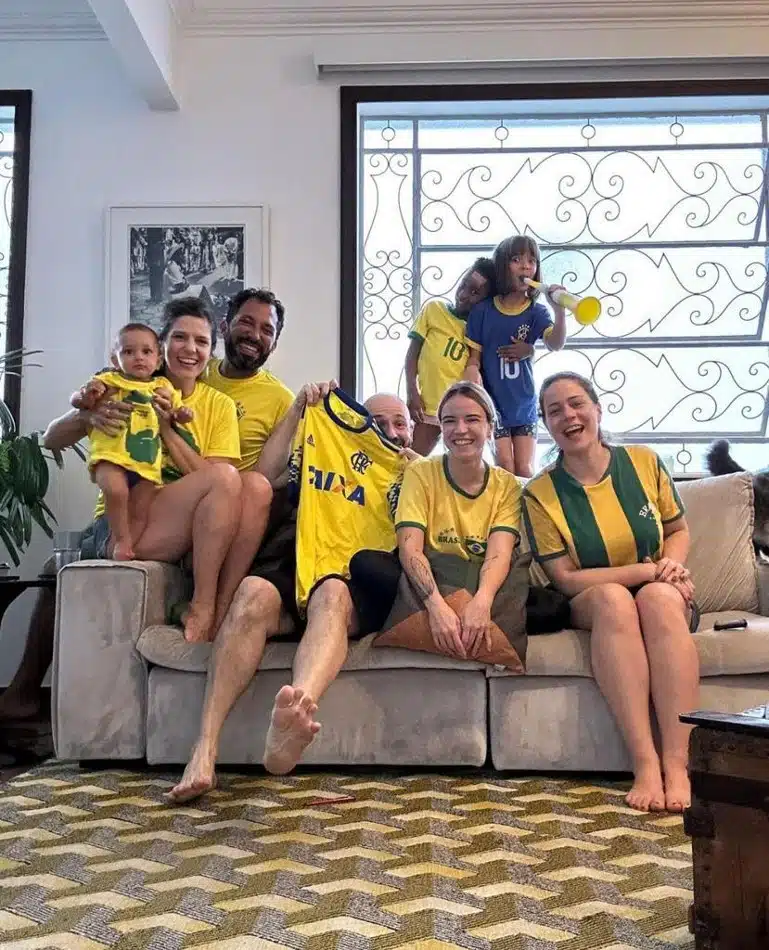 A atriz Leandra Leal reuniu a filha e os amigos para assistir ao jogo do Brasil