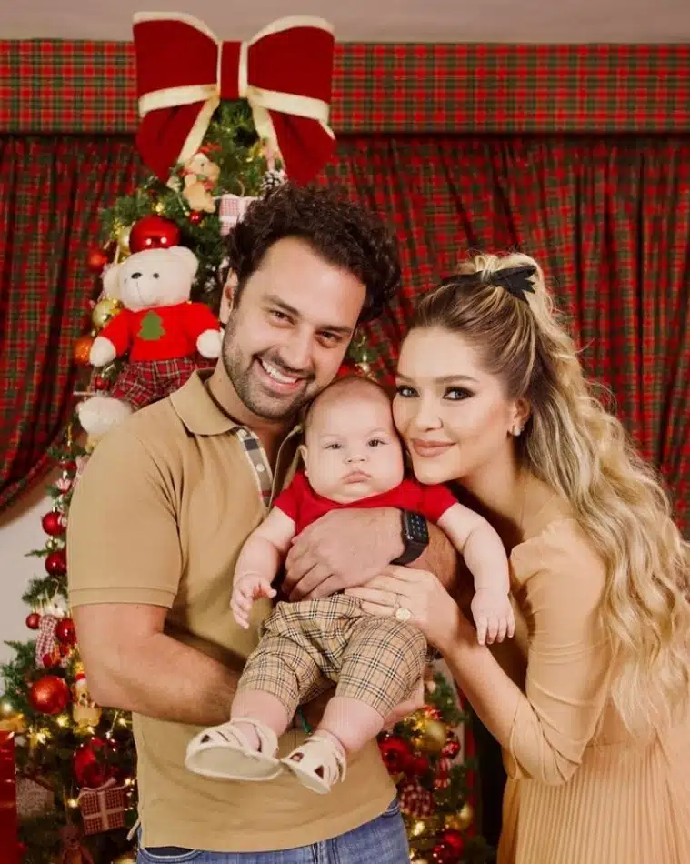 A filha do cantor Leandro com o noivo e o bebê do casal 