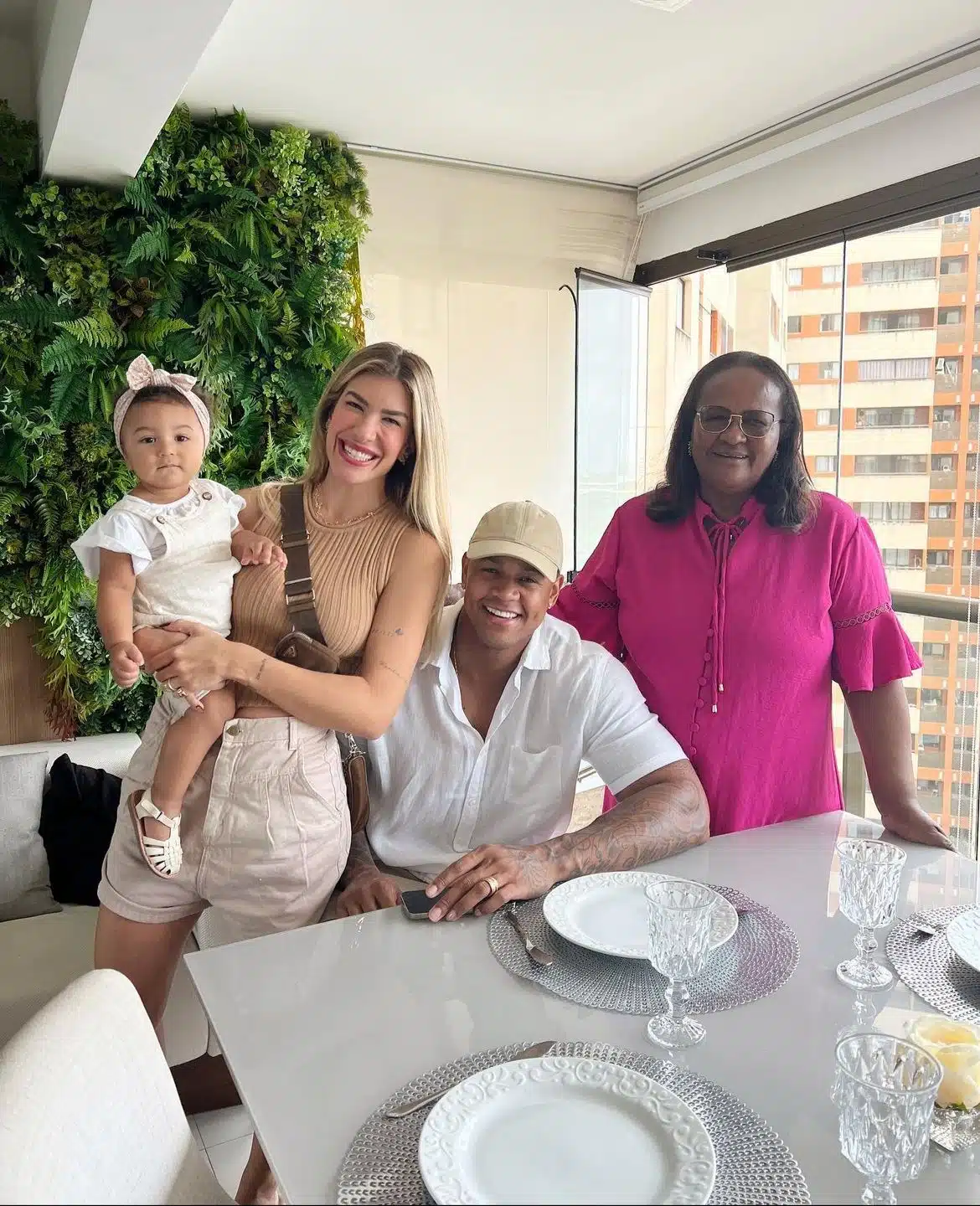 Lorena Improta posa com a bebê, o marido e a sogra